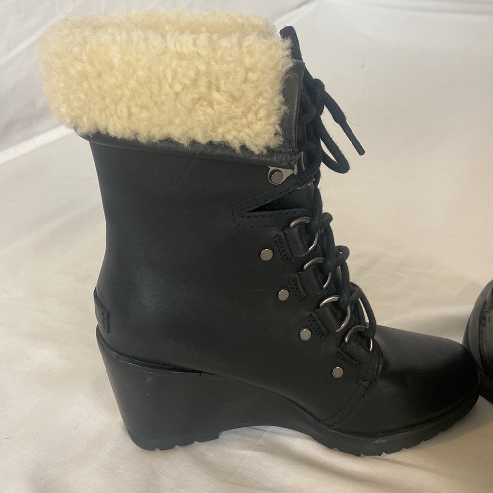 Sorel black leather and shearling after hours lace up wedge boots, size 6 - Picture 4 of 7